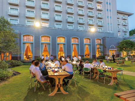 4 restaurants, lunch, dinner served; Chinese cuisine. Okura Akademia Park Hotel