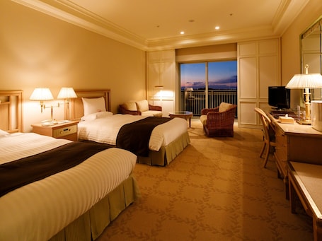 In-room safe, desk, free WiFi, bed sheets. Okura Akademia Park Hotel