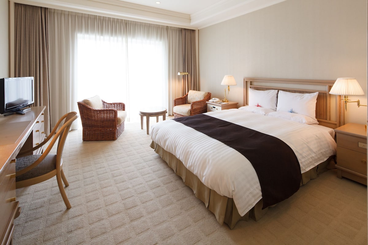 In-room safe, desk, free WiFi, bed sheets