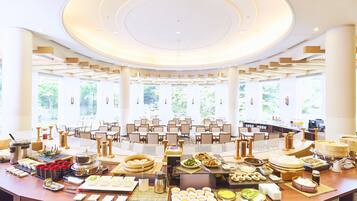 4 restaurants, lunch, dinner served; Chinese cuisine