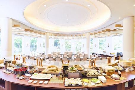 4 restaurants, lunch, dinner served; Chinese cuisine. Okura Akademia Park Hotel