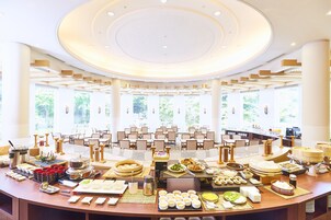 4 restaurantes; se sirve almuerzo y cena; cocina china