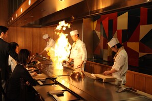 4 restaurantes, com serviço de almoço e jantar; culinária chinesa