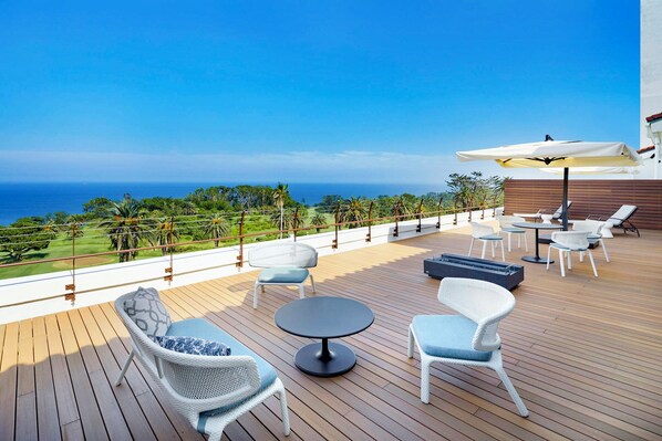 Minibar, värdeförvaringsskåp på rummet och skrivbord