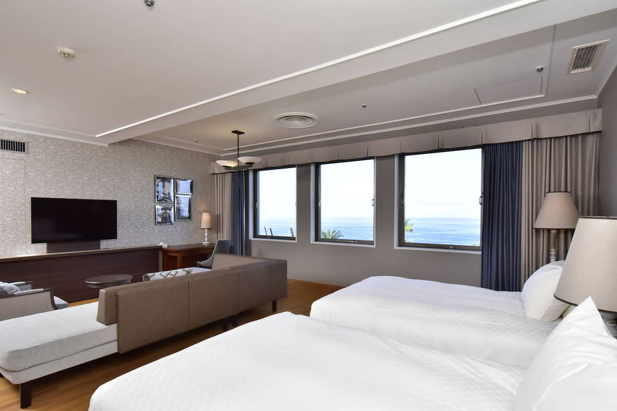 Luxury Twin Room, Non Smoking, Partial Ocean View (Main Building) | Bar mini, peti besi dalam bilik, meja, langsir/tirai gelap terus