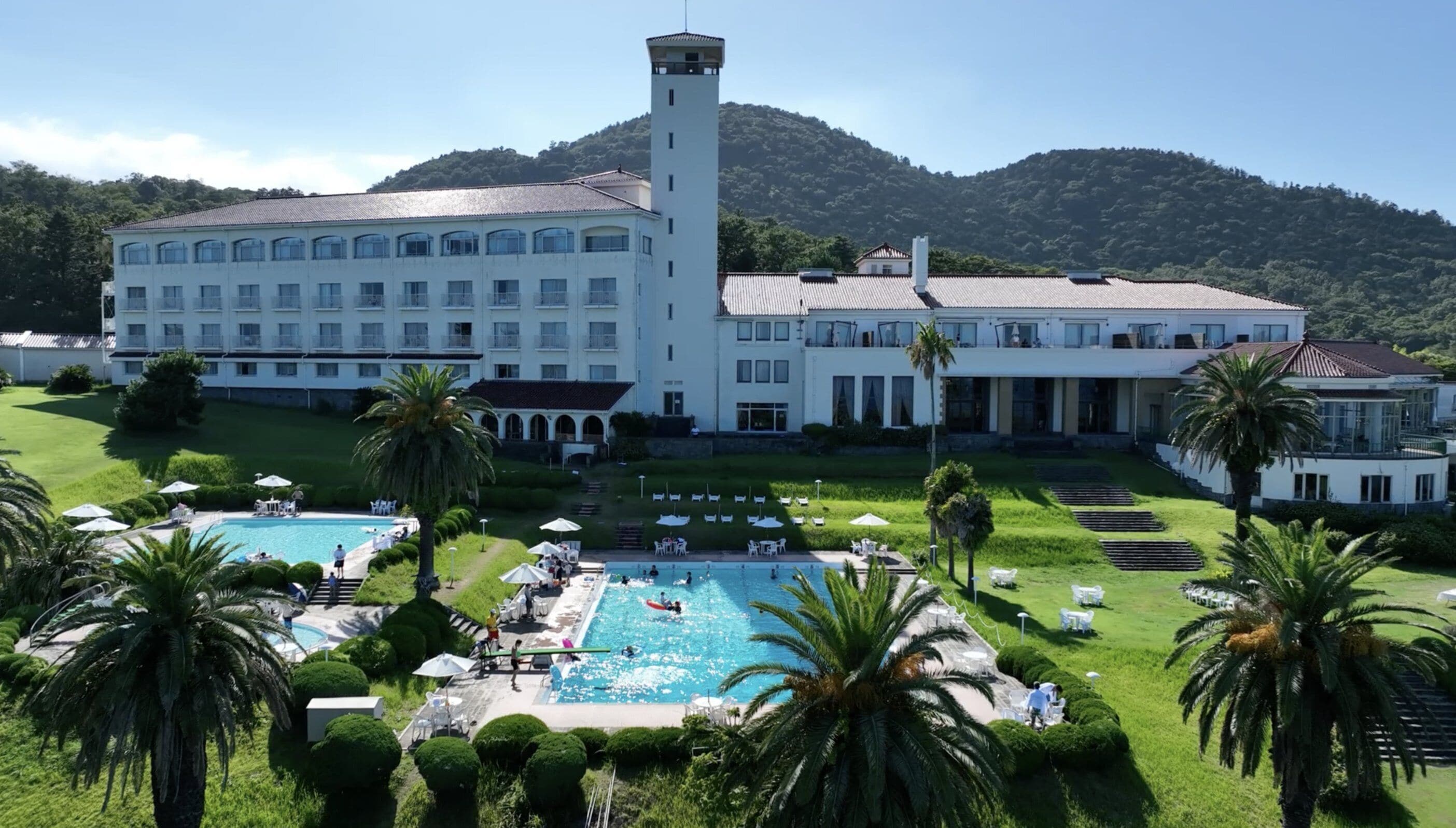 季节性开放的室外游泳池，09:00 至 19:00 开放，池畔遮阳伞，现场救生员