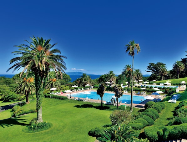 Piscine extérieure (ouverte en saison), parasols de plage