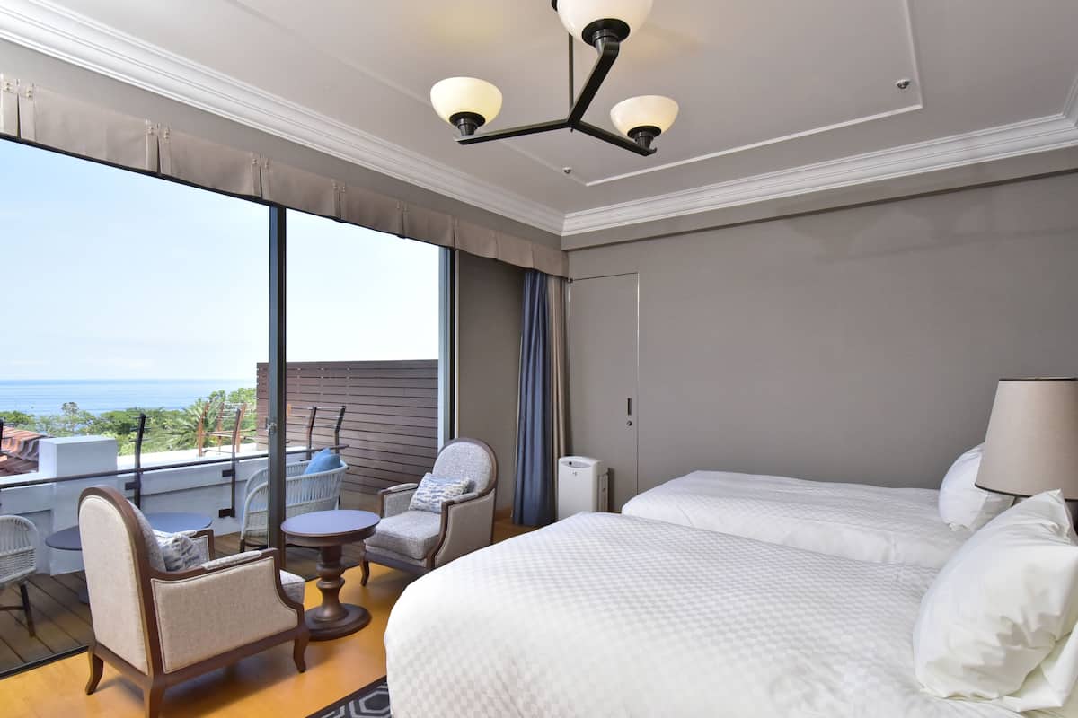 Deluxe Twin Room, Non Smoking, Sea View (Main Building) | Bar mini, peti besi dalam bilik, meja, langsir/tirai gelap terus