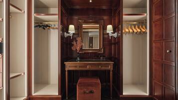 1 bedroom, Egyptian cotton sheets, premium bedding, down comforters