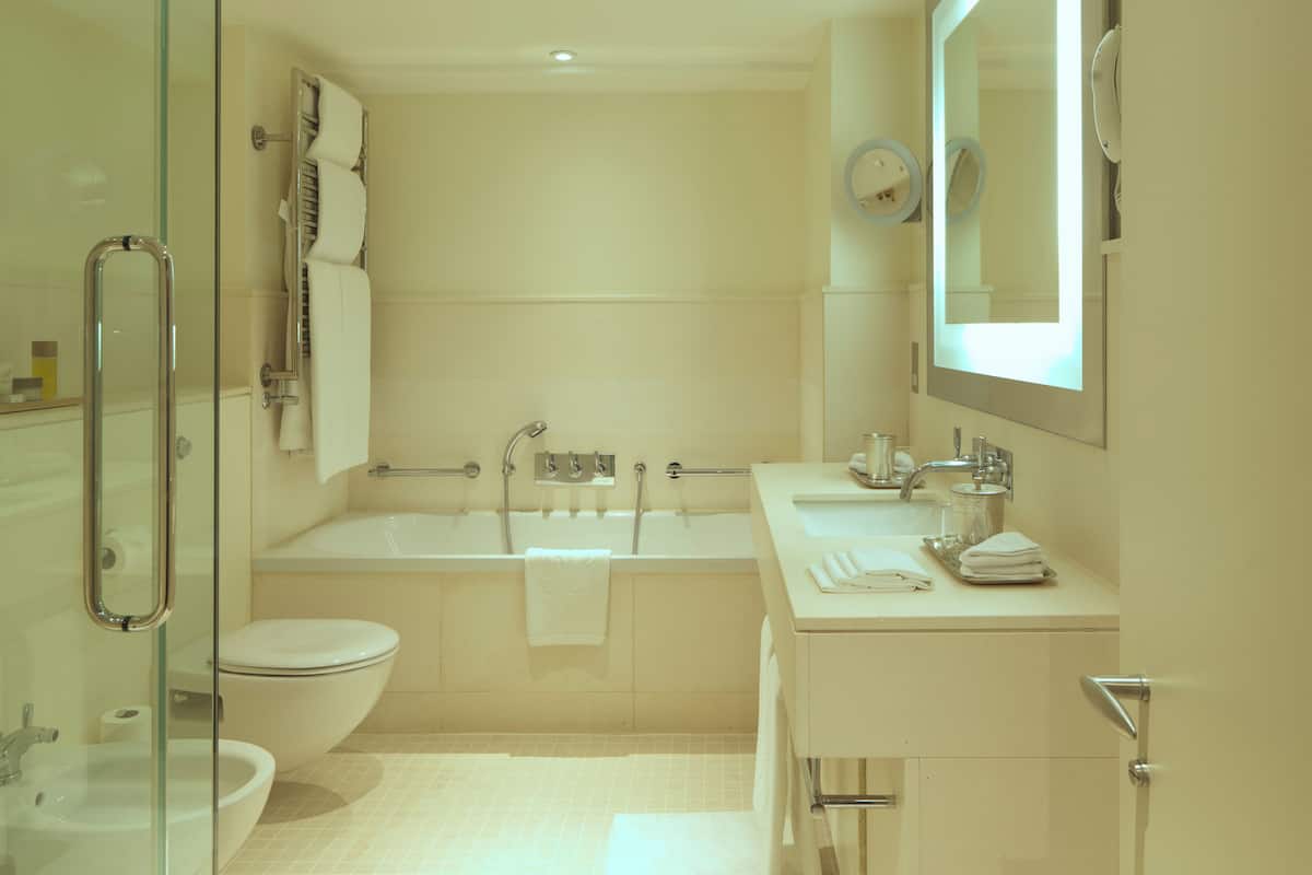 Ensemble douche/baignoire, douche à « effet pluie »