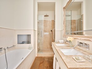 Suite (Dover) | Bathroom | Combined shower/tub, rainfall showerhead, designer toiletries