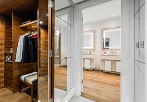 Suite (Sir Paul Smith) | Badezimmer | Duschwanne, Regendusche, Designer-Toilettenartikel, Haartrockner