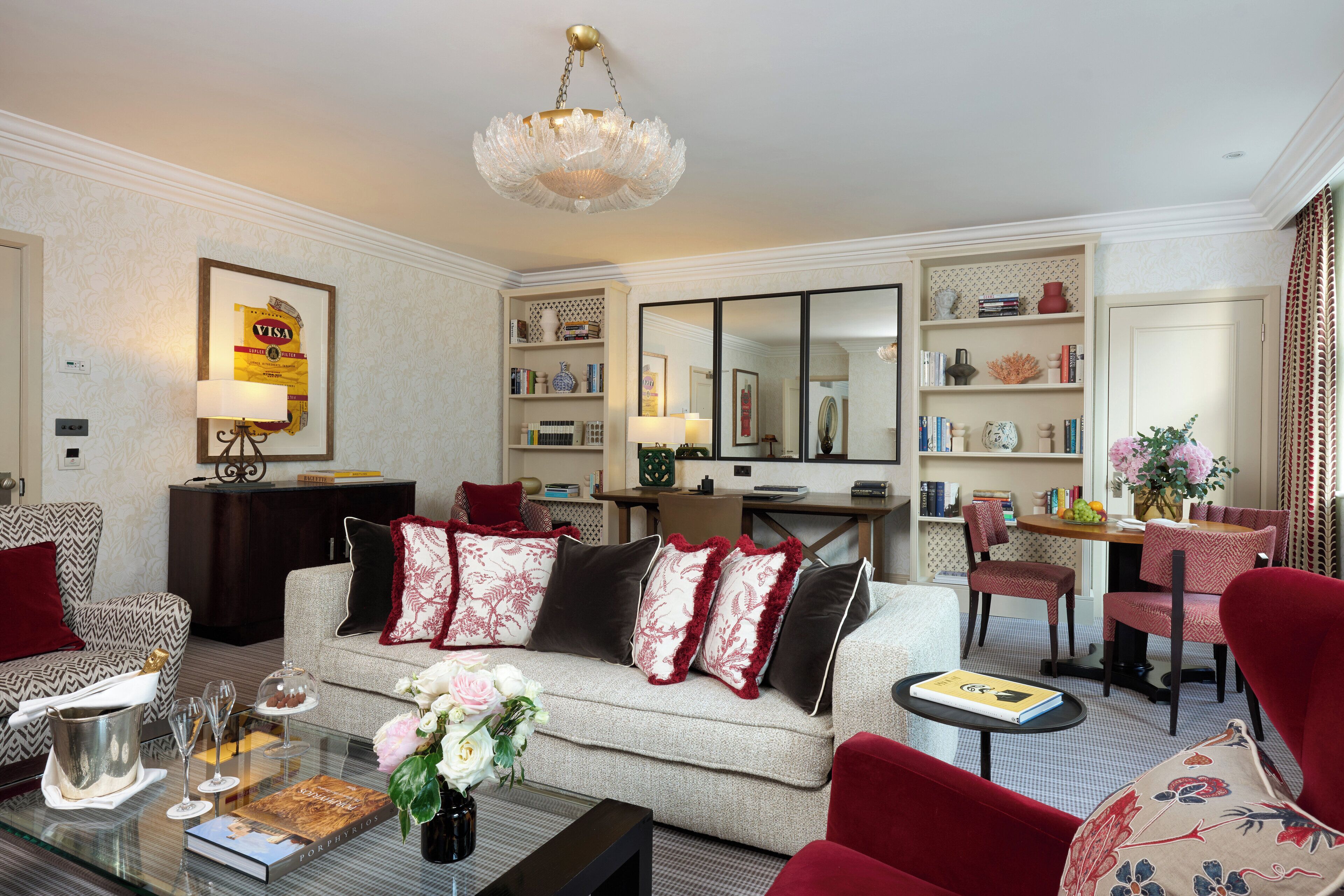 Un salon bien aménagé, comprenant un canapé, des fauteuils, une table basse et un coin repas avec des chaises et une table.