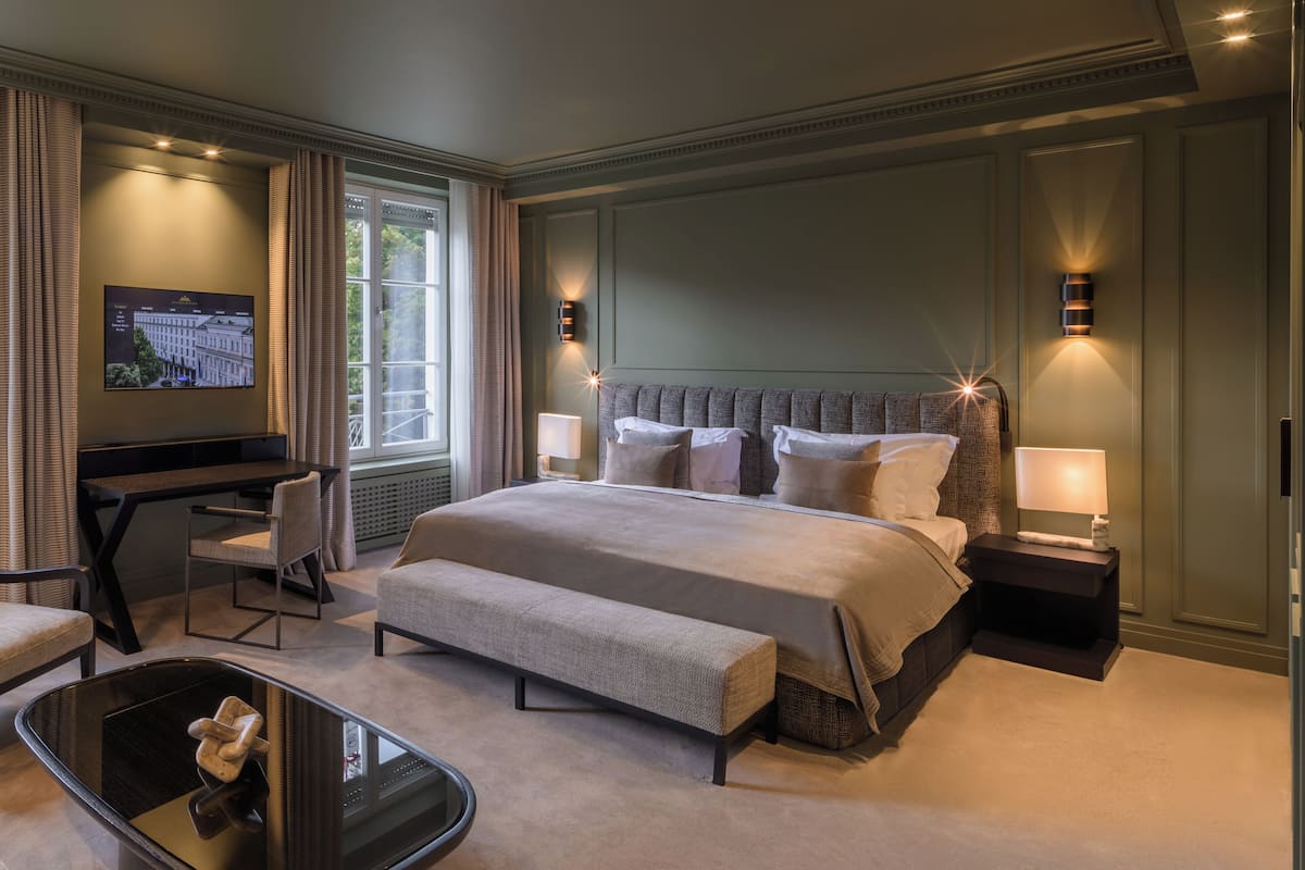 Premium bedding, down comforters, minibar, in-room safe