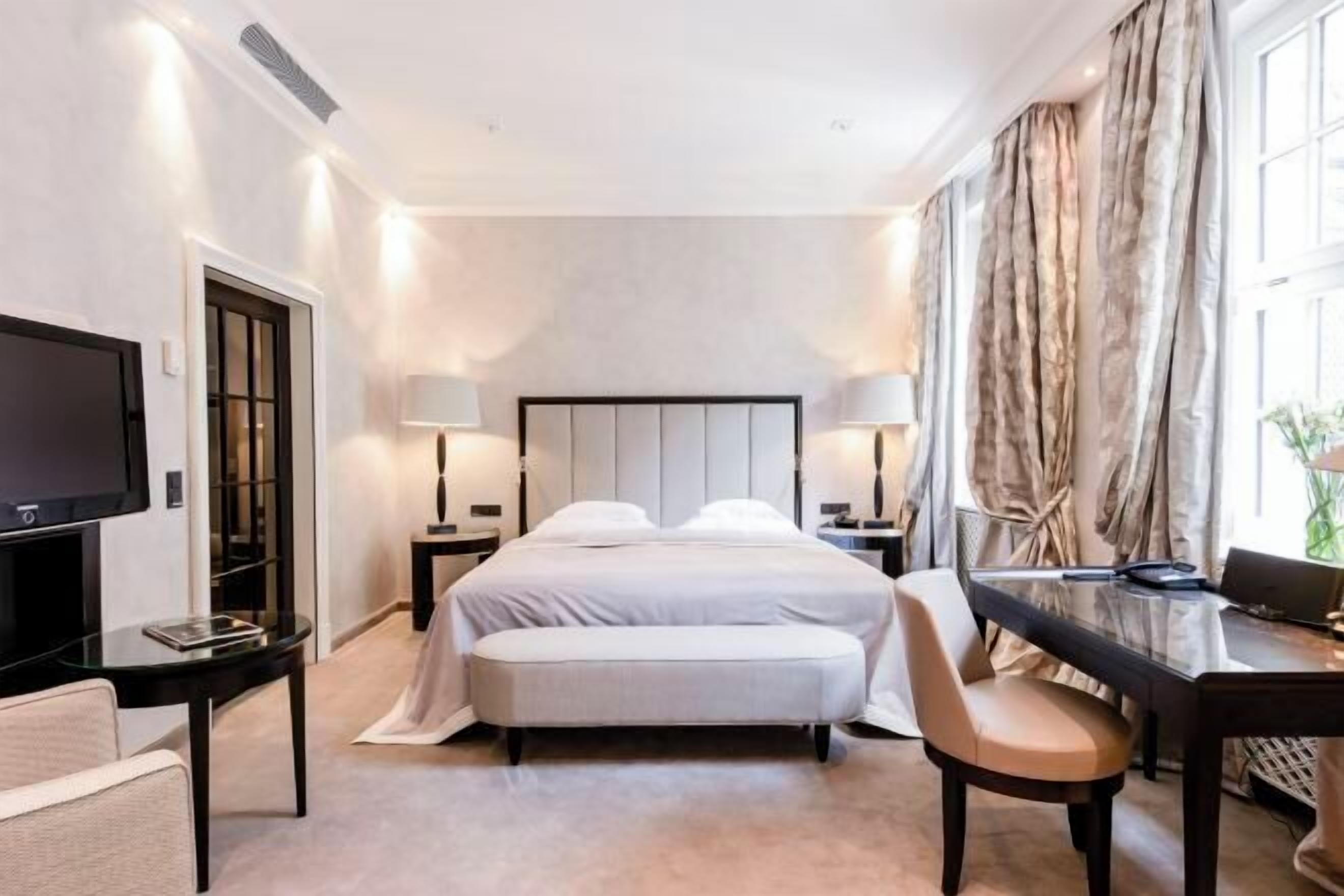 เครื่องนอนระดับพรีเมียม, ผ้านวมขนเป็ด, มินิบาร์, ตู้นิรภัยในห้องพัก