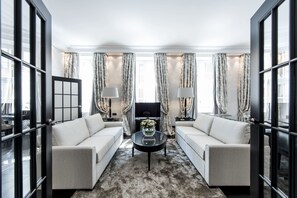 Deluxe Suite | Living room | Flat-screen TV, iPod dock, pay movies, MP3 dock