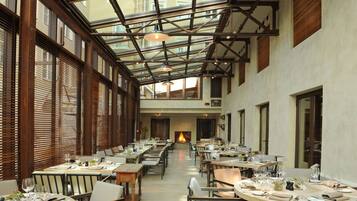 5 restoran, melayani sarapan, makan siang; sajian masakan Eropa Modern