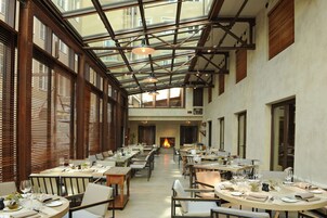 5 间餐厅，供应早餐、午餐和晚餐，时尚欧洲菜