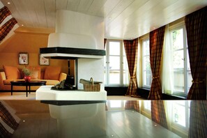 Flat-screen TV, iPod dock, pay movies, MP3 dock - Hotel Bayerischer Hof (Munich)