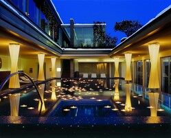 室内游泳池，07:00 至 20:00 开放，池畔遮阳伞，日光浴躺椅