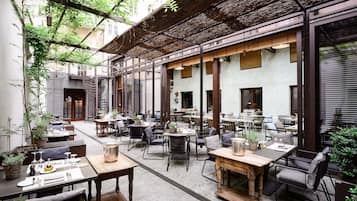 5 restaurantes; se sirven desayunos, comidas y cenas