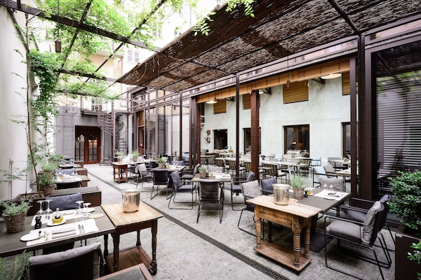 5 restaurants; breakfast, lunch, and dinner served