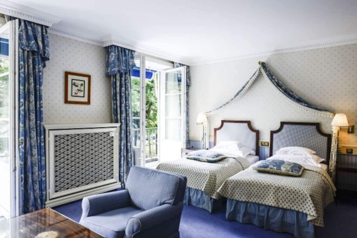Premium bedding, down duvets, minibar, in-room safe