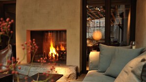 A cozy living room with a fireplace, a sofa, and a coffee table. - Hotel Bayerischer Hof - The Leading Hotels of the World (Munich)