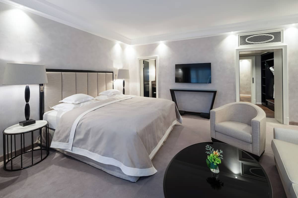 Premium bedding, down duvets, minibar, in-room safe