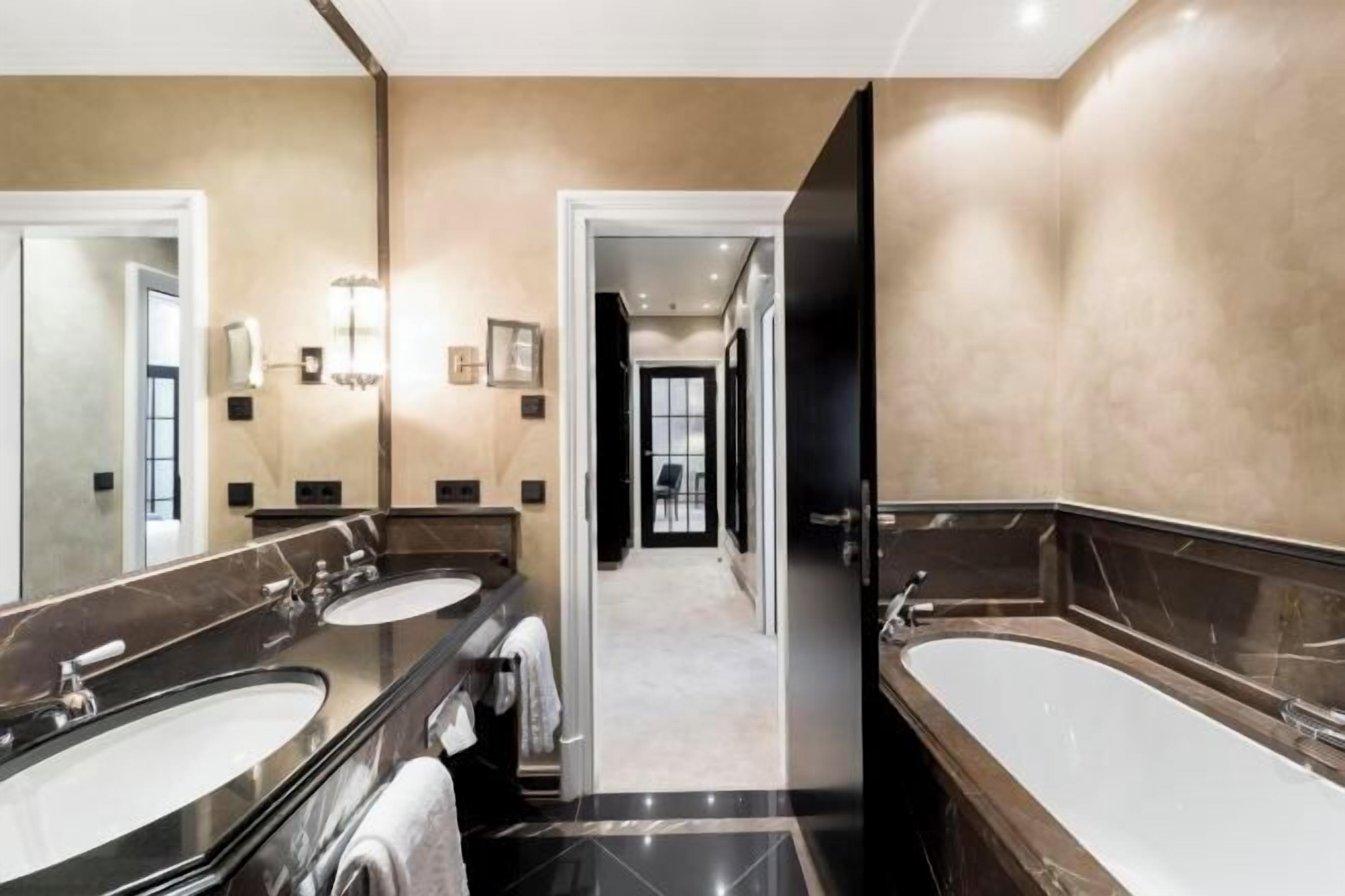 Baño | Tina con regadera y regadera tipo lluvia 