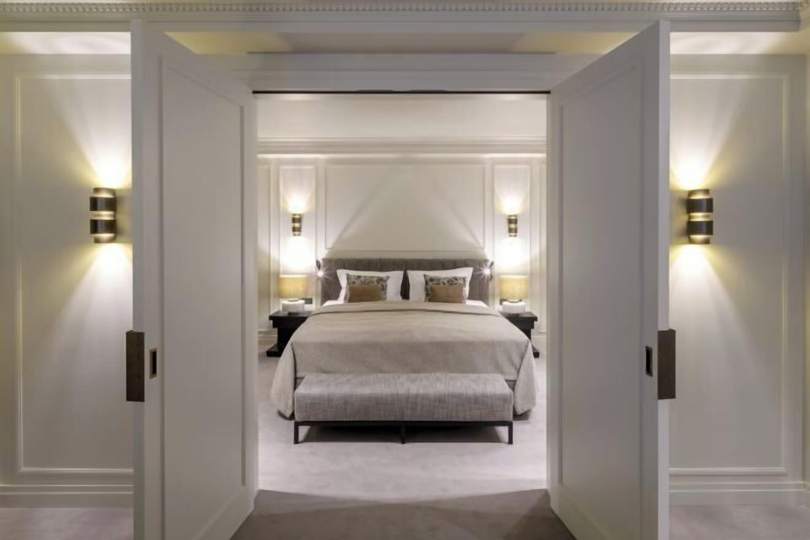 Premium bedding, down comforters, minibar, in-room safe