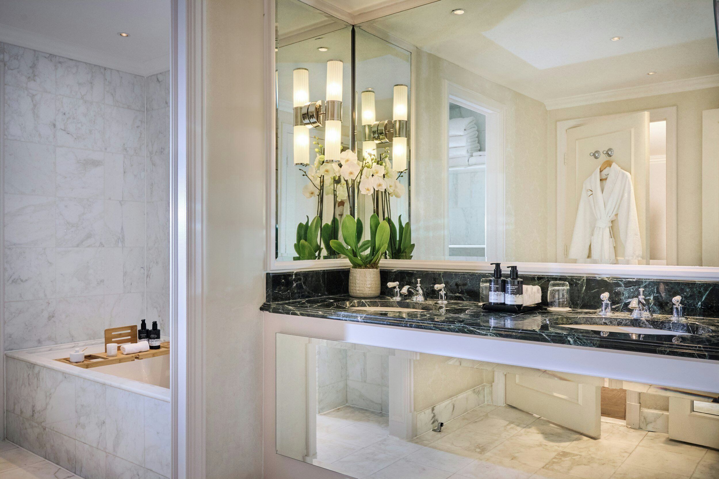 Gratis toiletartikelen, een haardroger, badjassen, pantoffels