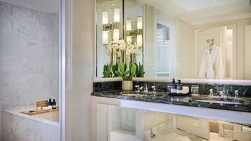 Gratis toiletartikelen, een haardroger, badjassen, pantoffels