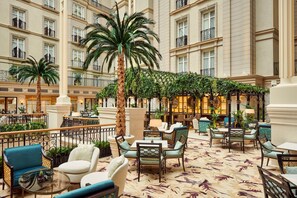 2 restaurants, breakfast served