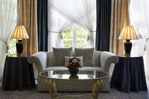 Hypo-allergenic bedding, minibar, in-room safe, desk