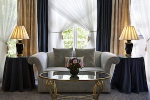 Hypo-allergenic bedding, minibar, in-room safe, desk