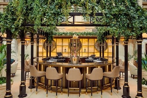 2 restaurants, breakfast served