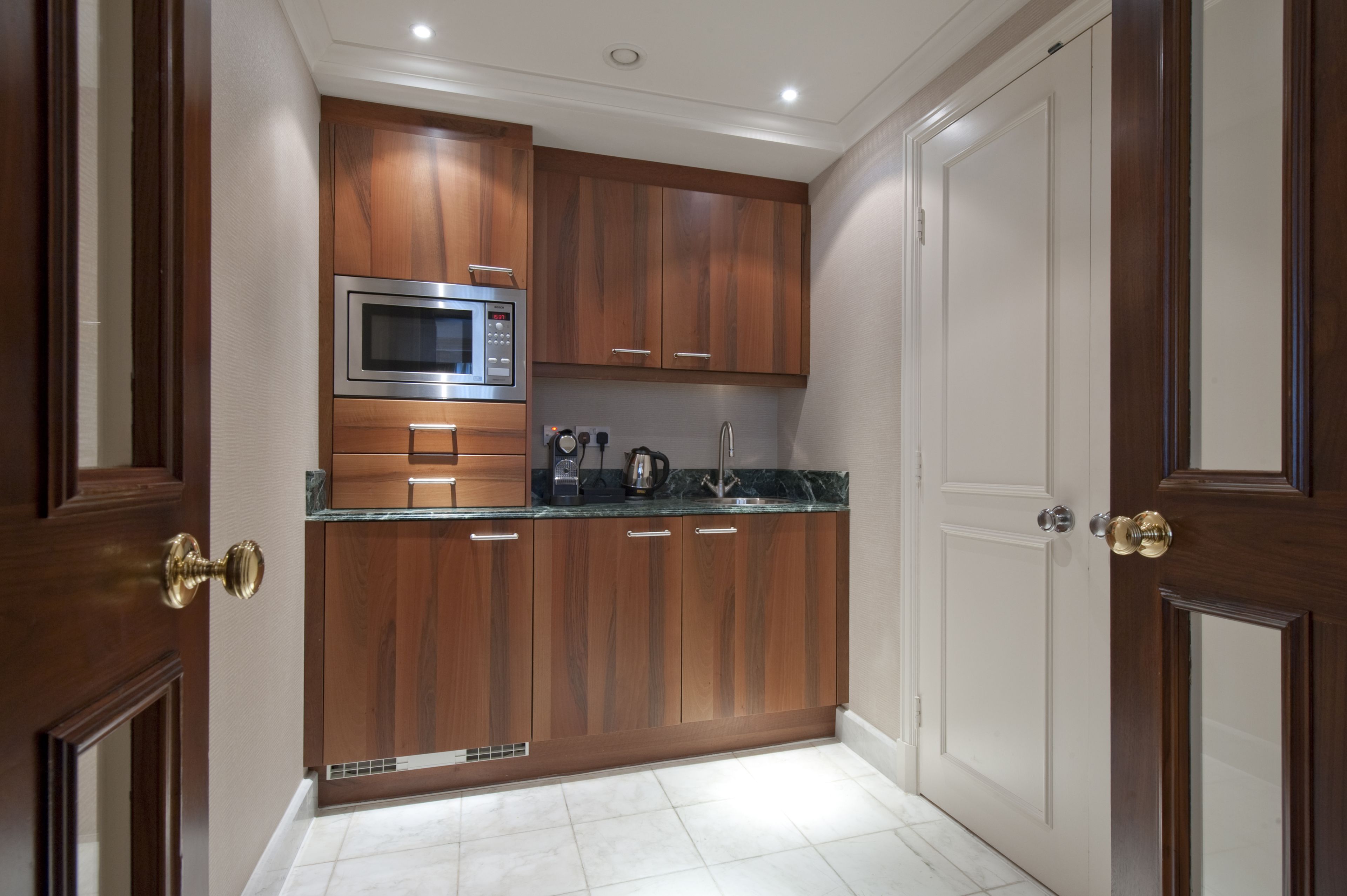 luxury suite (landmark suite) | hypo-allergenic bedding, minibar, in-room safe, desk