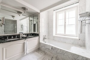 Gratis toiletartikelen, een haardroger, badjassen, pantoffels