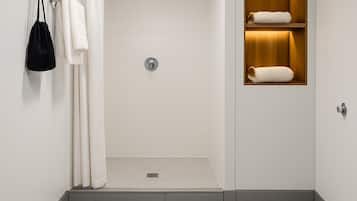 Habitación (Junior Suite, 1 King Bed) | Baño | Amenidades de baño gratuitas, secadora de cabello, toallas, jabón