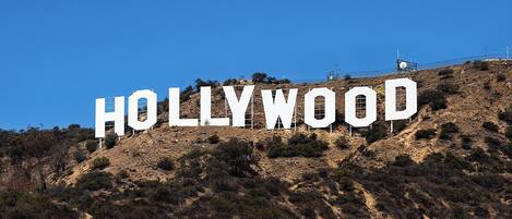 El cartel de Hollywood en una ladera con un cielo azul despejado.