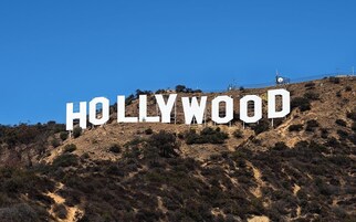 Il cartello di Hollywood su una collina, con un cielo azzurro limpido.