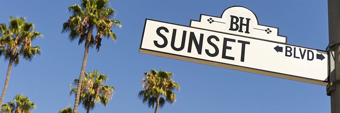 Señal de calle indicando Sunset Blvd.