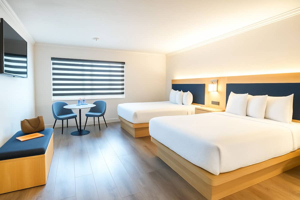 Habitación, 2 camas de matrimonio | Caja fuerte, escritorio, espacio para trabajar con un portátil