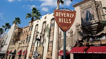 Un panneau de signalisation indiquant l’entrée de Beverly Hills, avec un panneau indiquant la limite de vitesse, soit 35 miles par heure.