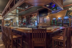 2 bars/lounges, pub