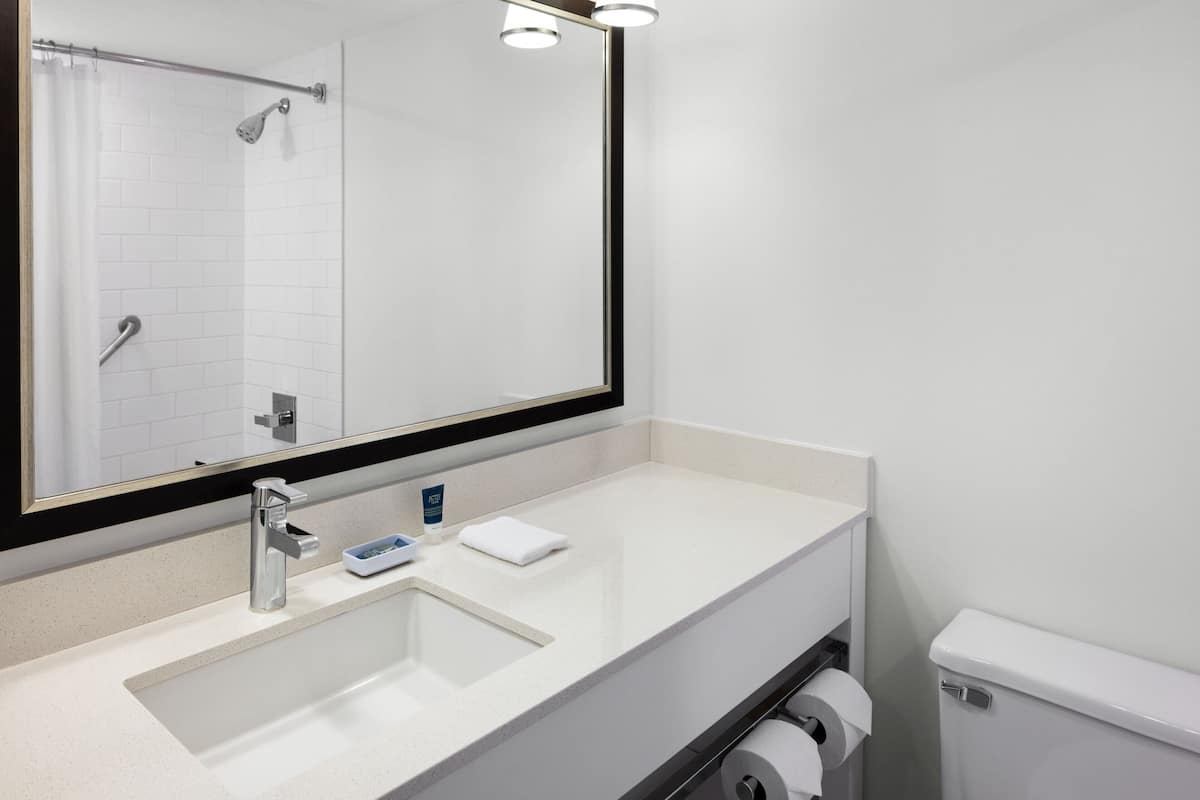 Combined shower/bathtub, hair dryer, towels