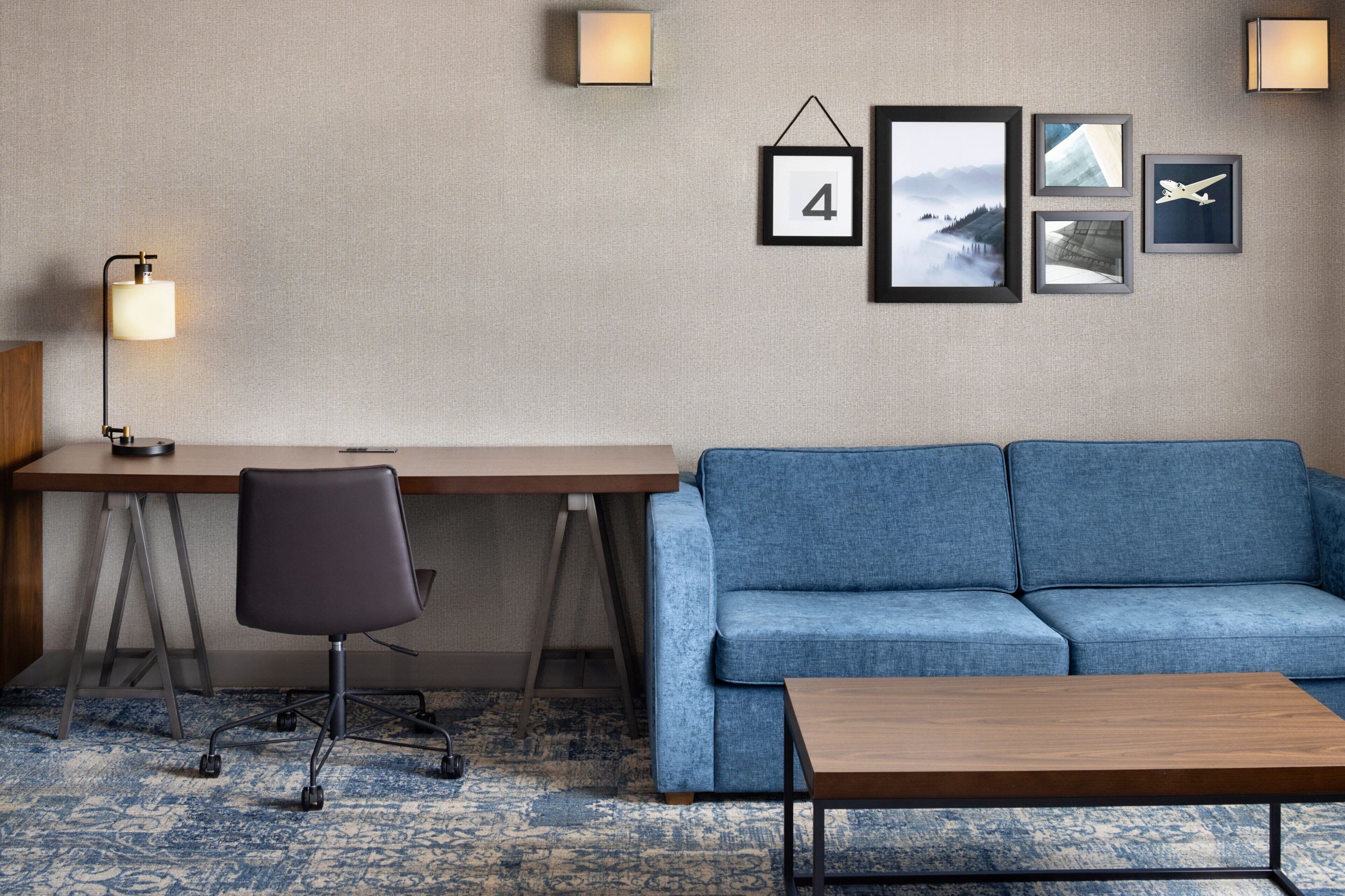 开间套房, 1 张特大床和 1 张沙发床 | 防过敏的被褥、加厚床垫、办公桌、遮光窗帘