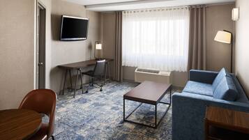 Suite - 1 soveværelse | Stue | 40-tommers fladskærms-tv med kabelkanaler, tv