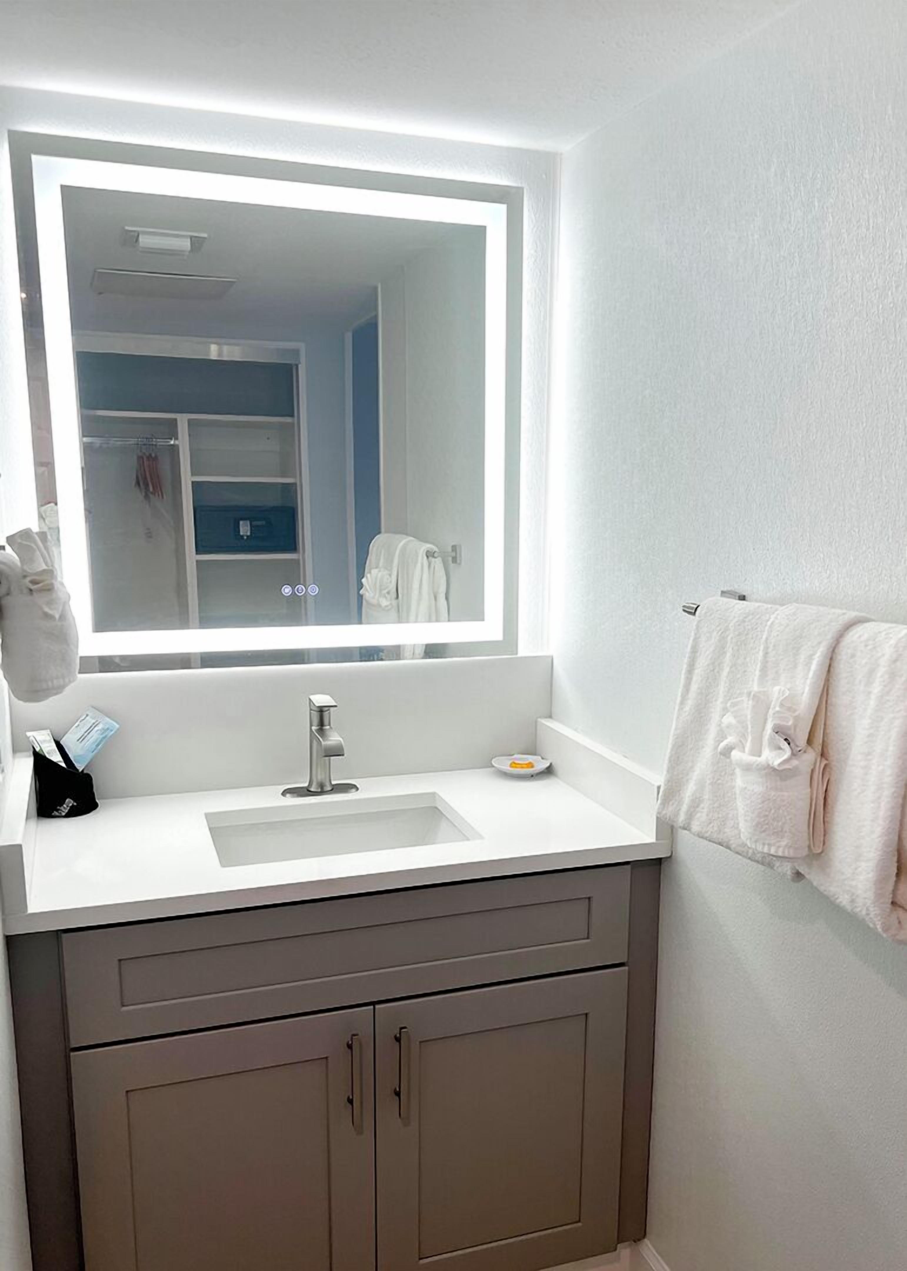 combined shower/bathtub, eco-friendly toiletries, hair dryer, towels